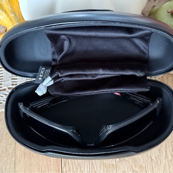 Men’s Oakley Turbine Gray Sunglasses with Case - Picture 13 of 13